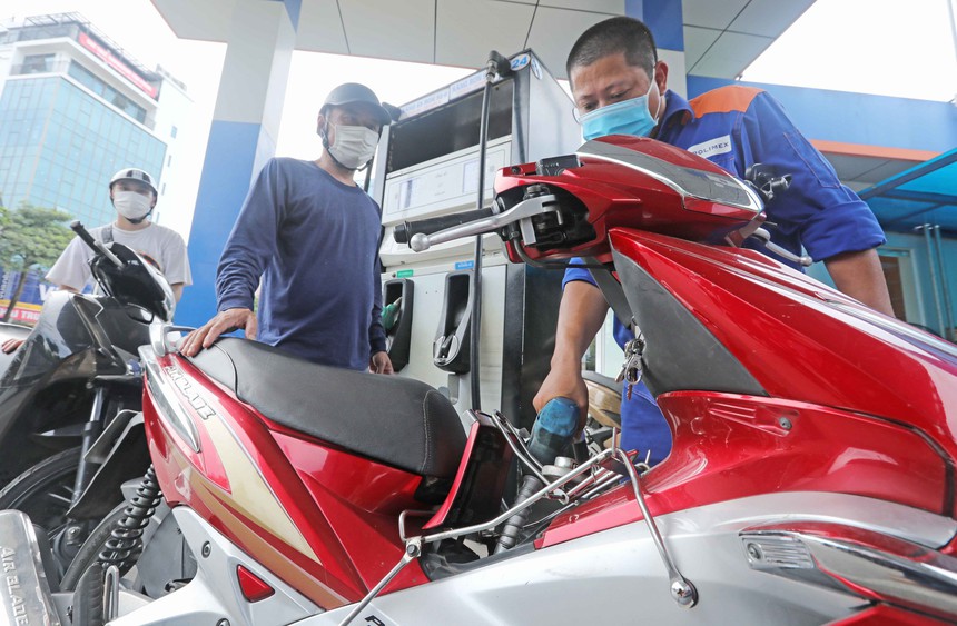  Giá xăng giảm 80 đồng/lít sau 4 kỳ tăng liên tiếp - Ảnh 2.