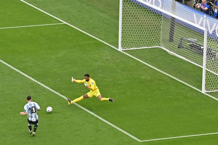 Messi ôm mặt thất vọng trong ngày lập kỷ lục World Cup - Ảnh 4.