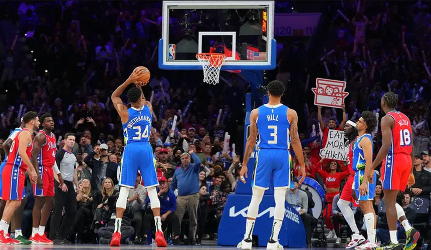 Toàn cảnh vụ xô xát khiến Giannis Antetokounmpo xô đổ chiếc thang ở Philadelphia 76ers - Ảnh 2. Toàn cảnh vụ xô xát khiến Giannis Antetokounmpo xô đổ chiếc thang ở Philadelphia 76ers - Ảnh 2.