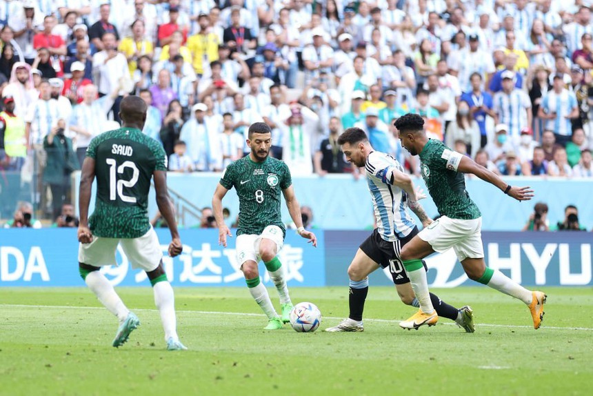 Messi ôm mặt thất vọng trong ngày lập kỷ lục World Cup - Ảnh 5.