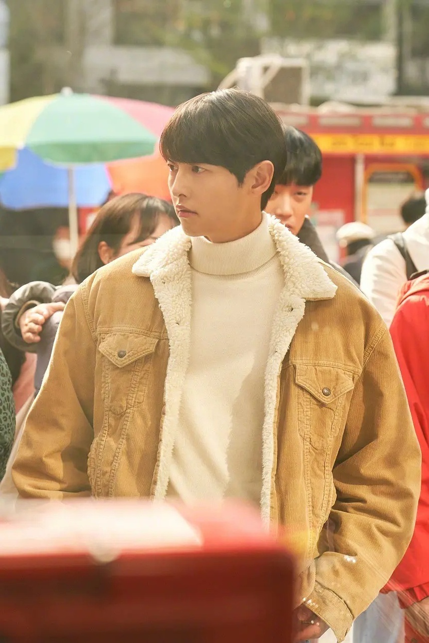 Song Joong Ki sau 3 năm ly hôn: Sự nghiệp thăng tiến bùng nổ, làm quý ông độc thân đắt giá - Ảnh 3. Song Joong Ki sau 3 năm ly hôn: Sự nghiệp thăng tiến bùng nổ, làm quý ông độc thân đắt giá - Ảnh 3.