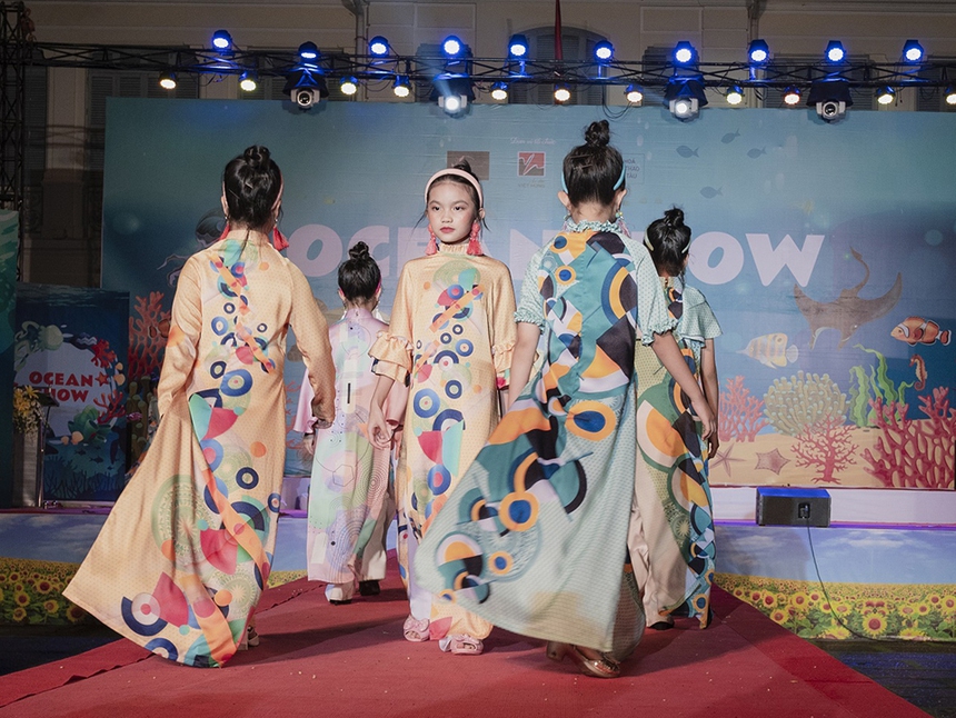 Dàn mẫu nhí trình diễn BST áo dài của NTK Việt Hùng - Ảnh 1. Dàn mẫu nhí trình diễn BST áo dài của NTK Việt Hùng - Ảnh 1.