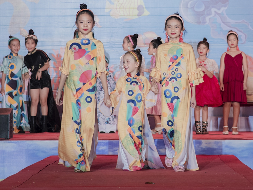 Dàn mẫu nhí trình diễn BST áo dài của NTK Việt Hùng - Ảnh 3. Dàn mẫu nhí trình diễn BST áo dài của NTK Việt Hùng - Ảnh 3.