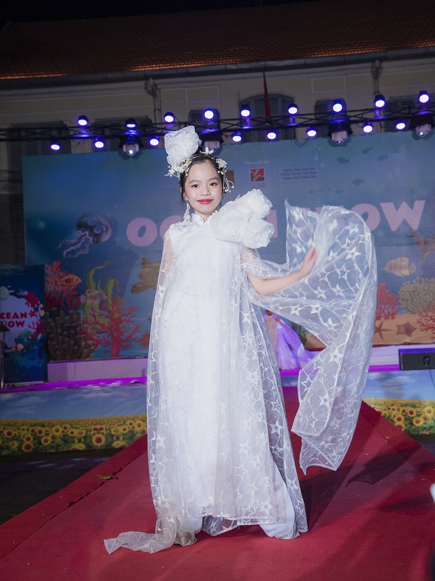 Dàn mẫu nhí trình diễn BST áo dài của NTK Việt Hùng - Ảnh 4. Dàn mẫu nhí trình diễn BST áo dài của NTK Việt Hùng - Ảnh 4.