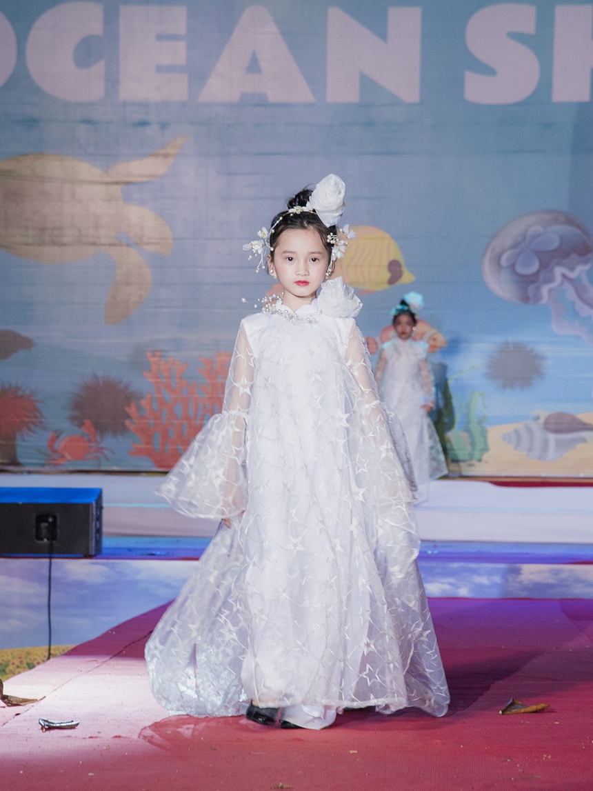 Dàn mẫu nhí trình diễn BST áo dài của NTK Việt Hùng - Ảnh 5. Dàn mẫu nhí trình diễn BST áo dài của NTK Việt Hùng - Ảnh 5.