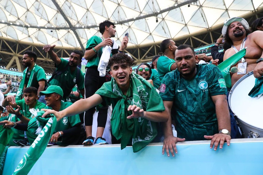 Cầu thủ Saudi Arabia vỡ òa sau khi giành chiến thắng bất ngờ trước Argentina - Ảnh 8.