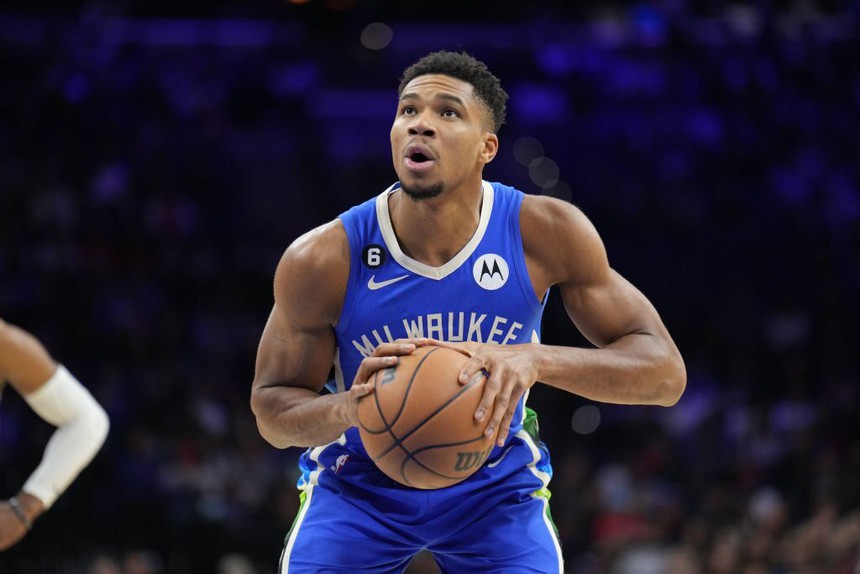 Toàn cảnh vụ xô xát khiến Giannis Antetokounmpo xô đổ chiếc thang ở Philadelphia 76ers - Ảnh 5. Toàn cảnh vụ xô xát khiến Giannis Antetokounmpo xô đổ chiếc thang ở Philadelphia 76ers - Ảnh 5.