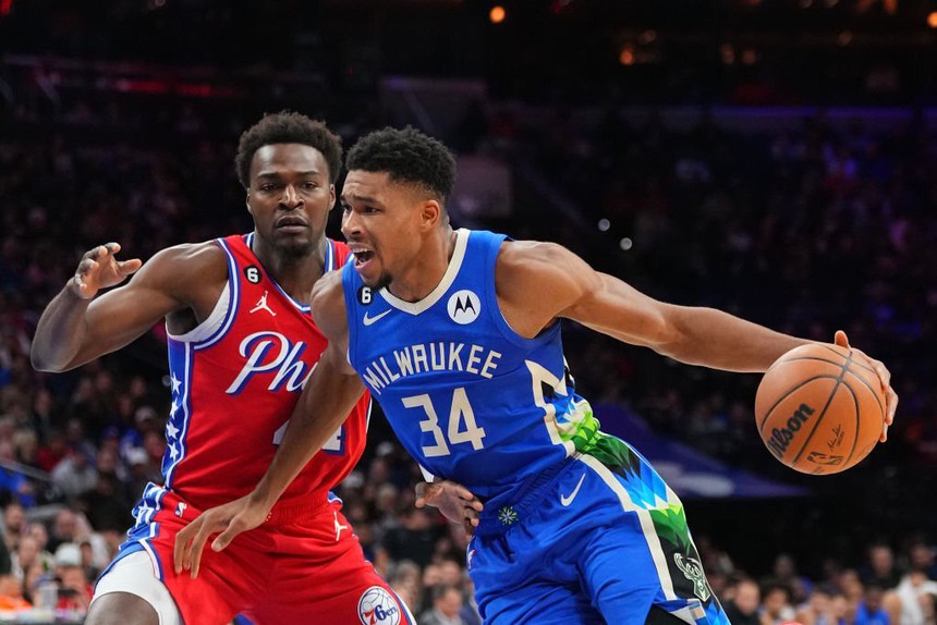 Toàn cảnh vụ xô xát khiến Giannis Antetokounmpo xô đổ chiếc thang ở Philadelphia 76ers - Ảnh 6. Toàn cảnh vụ xô xát khiến Giannis Antetokounmpo xô đổ chiếc thang ở Philadelphia 76ers - Ảnh 6.