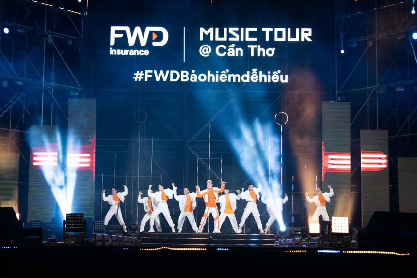 Mono bùng nổ, Anh Tú tỏ tình Lyly ngay tại FWD Music Tour Cần Thơ - Ảnh 8.
