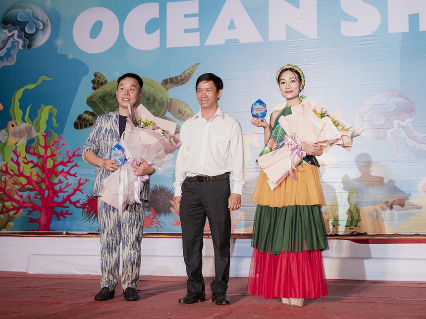 Dàn mẫu nhí trình diễn BST áo dài của NTK Việt Hùng - Ảnh 2. Dàn mẫu nhí trình diễn BST áo dài của NTK Việt Hùng - Ảnh 2.