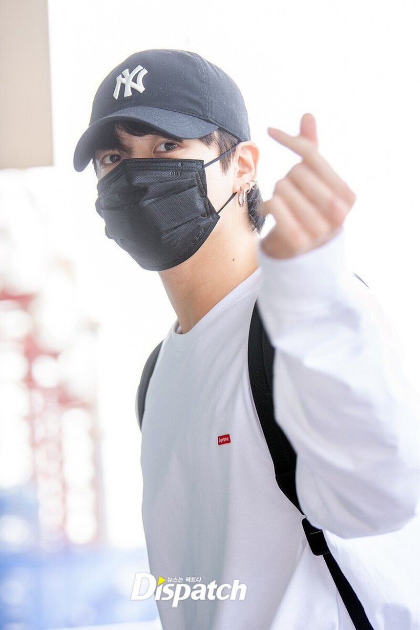 Xúc động Suga BTS vẫn giữ món quà mẹ tặng trong nhiều năm - Ảnh 1. Xúc động Suga BTS vẫn giữ món quà mẹ tặng trong nhiều năm - Ảnh 1.