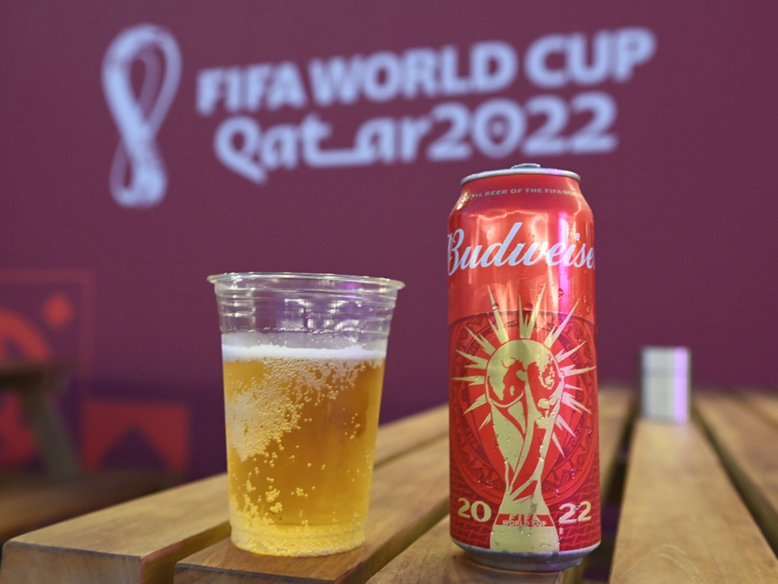 Bia được bán trong khu FanZone với giá trên trời