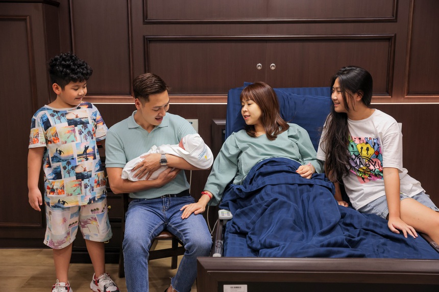 Cận cảnh niềm hạnh phúc của gia đình Mạnh Trường khi chào đón thành viên mới - Ảnh 1. Cận cảnh niềm hạnh phúc của gia đình Mạnh Trường khi chào đón thành viên mới - Ảnh 1.