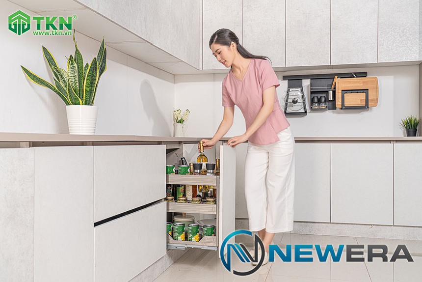 4 cách sắp xếp đồ dùng trong kệ gia vị giúp căn bếp ngăn nắp hơn - Ảnh 1. 4 cách sắp xếp đồ dùng trong kệ gia vị giúp căn bếp ngăn nắp hơn - Ảnh 1.