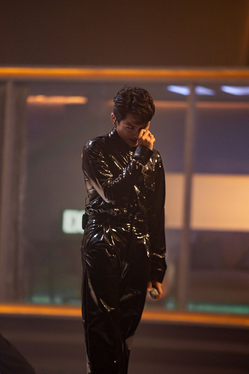 Grey D và showcase ra mắt “tiền tỉ": sân khấu xoay 360 độ, ghi hình MV trực tiếp và hơn thế nữa! - Ảnh 8. Grey D và showcase ra mắt “tiền tỉ": sân khấu xoay 360 độ, ghi hình MV trực tiếp và hơn thế nữa! - Ảnh 8.