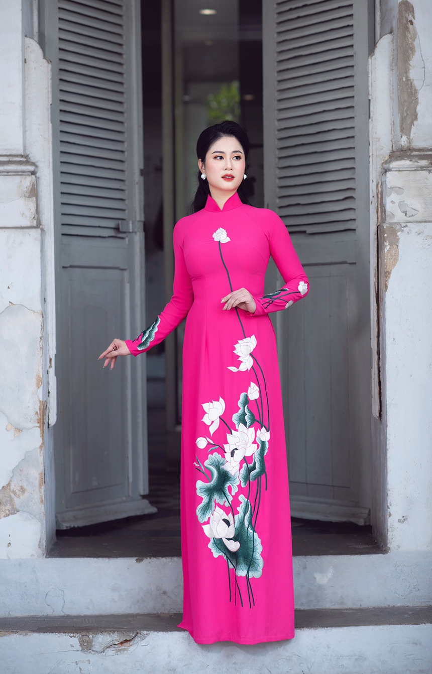 NTK Linh Bùi ra mắt BST áo dài 'Nắng thủy tinh' - Ảnh 4.