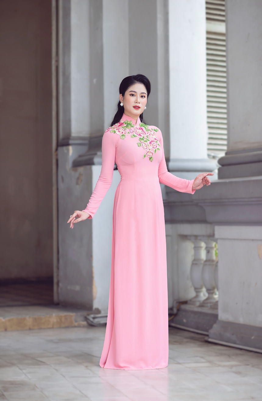 NTK Linh Bùi ra mắt BST áo dài 'Nắng thủy tinh' - Ảnh 9.