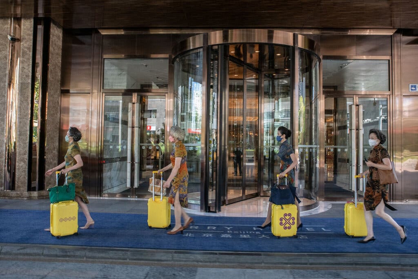 Thế hệ 'cụ ông, cụ bà' Trung Quốc chiếm sóng mạng xã hội nhờ phong cách 'gừng càng già càng cay' - Ảnh 3.