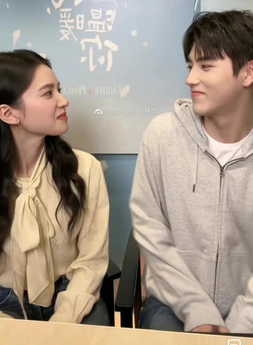 Tái hợp trong buổi quảng bá phim 'Chiếc bật lửa và váy công chúa', Trần Phi Vũ và Trương Tịnh Nghi khiến fan phấn khích - Ảnh 3.