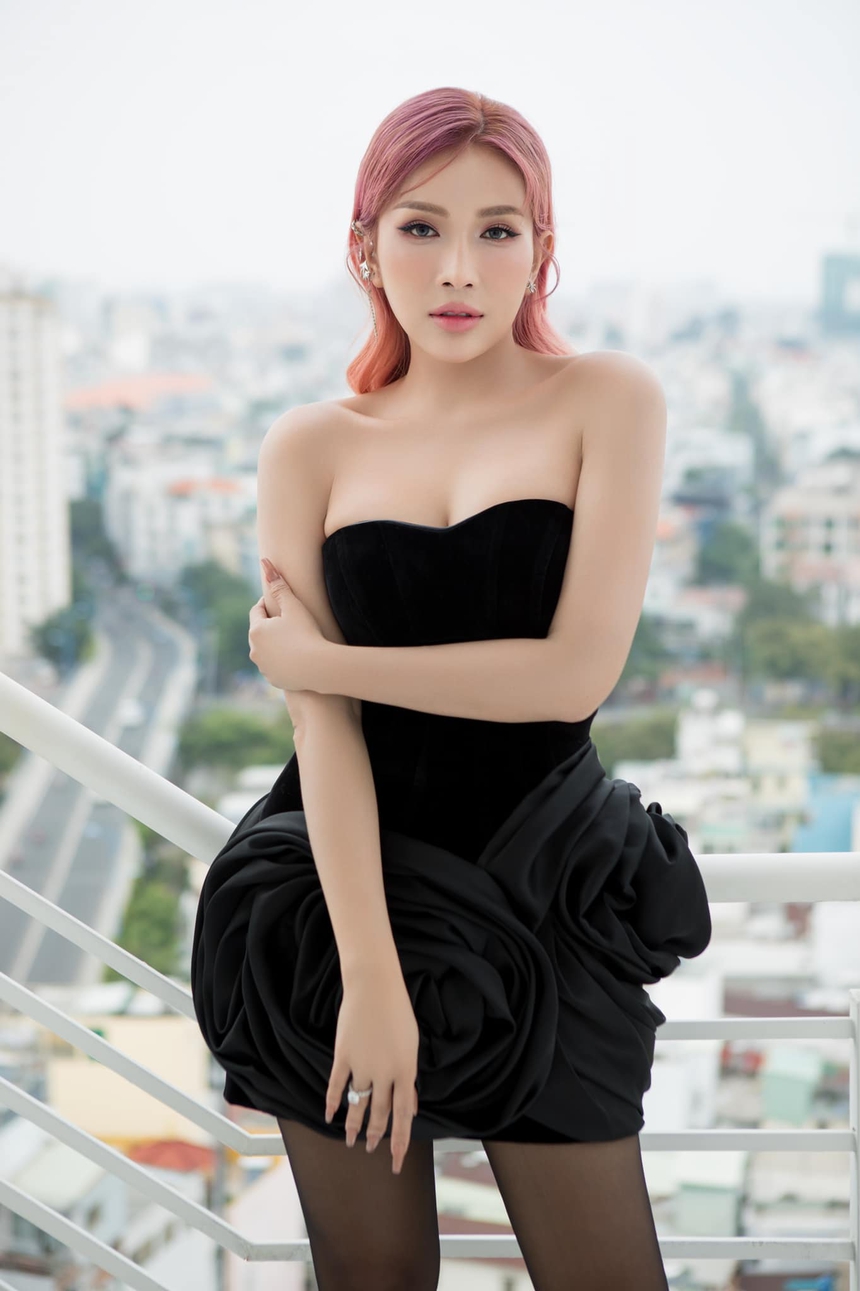 Mỹ nhân làng hài học vấn khủng: Sở hữu body gợi cảm và mối quan hệ gây tò mò với cháu NS Hoài Linh - Ảnh 2. Mỹ nhân làng hài học vấn khủng: Sở hữu body gợi cảm và mối quan hệ gây tò mò với cháu NS Hoài Linh - Ảnh 2.