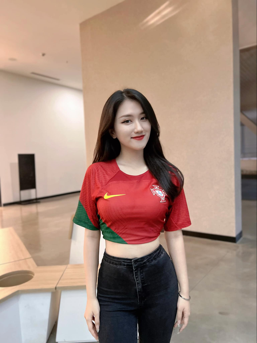 Nóng cùng MC Linh Nắng, diện áo Bồ Đào Nha, sẵn sàng cháy cùng ‘anh Bảy’ tại mùa World Cup năm nay - Ảnh 3.