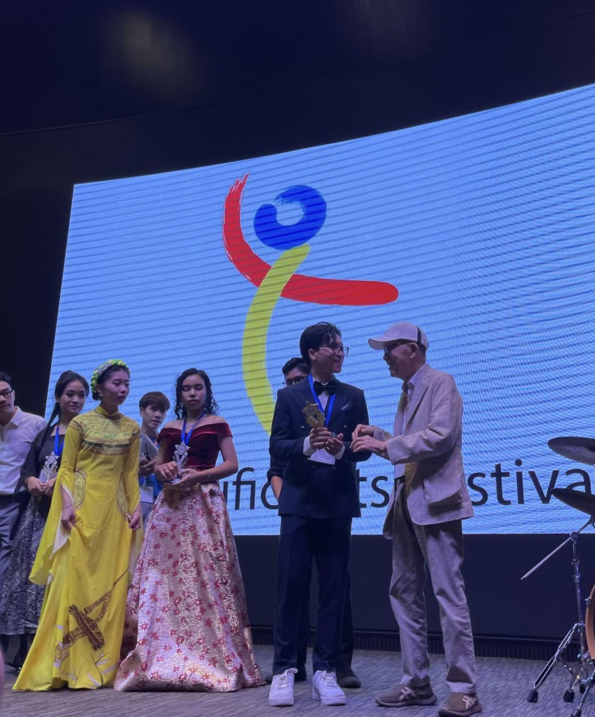 Ca sĩ Trọng Tấn xúc động khi hai con đạt giải vàng tại Liên hoan nghệ thuật Châu Á Thái Bình Dương - Ảnh 4.