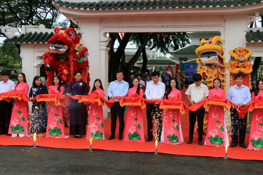 Nhìn từ một đường sách - Ảnh 1. Nhìn từ một đường sách - Ảnh 1.