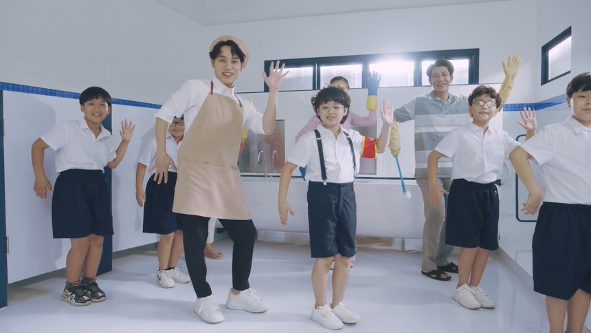 MV “đột nhập” nhà vệ sinh trường học của Trúc Nhân và Piggy đạt 13 triệu lượt xem sau 10 ngày - Ảnh 5. MV “đột nhập” nhà vệ sinh trường học của Trúc Nhân và Piggy đạt 13 triệu lượt xem sau 10 ngày - Ảnh 5.