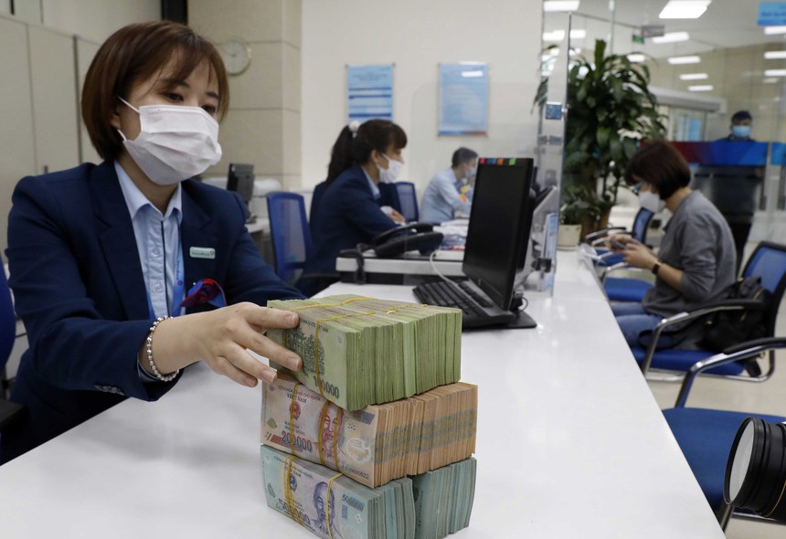 Lãi suất ngân hàng "đua" tăng, vượt 11%/năm - Ảnh 1. Lãi suất ngân hàng "đua" tăng, vượt 11%/năm - Ảnh 1.