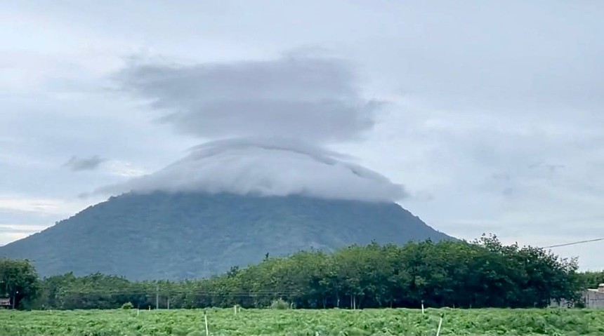 Đám mây ảo diệu xuất hiện trên đỉnh núi Bà Đen (Tây Ninh) khiến dân tình không ngừng xôn xao - Ảnh 5.