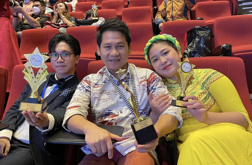 Ca sĩ Trọng Tấn xúc động khi hai con đạt giải vàng tại Liên hoan nghệ thuật Châu Á Thái Bình Dương - Ảnh 1.