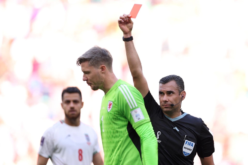 Hennessey trở thành cầu thủ đầu tiên nhận thẻ đỏ tại kỳ World Cup lần này