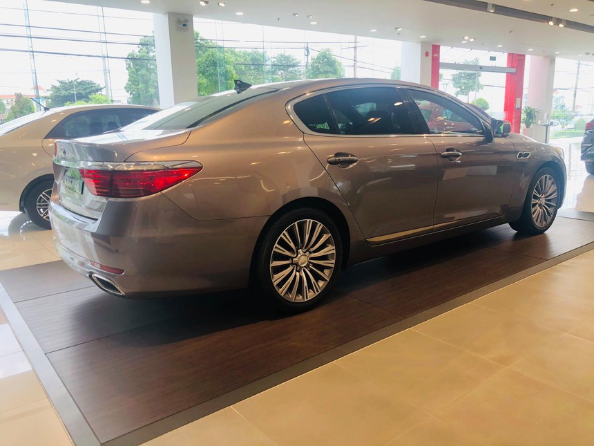 Nằm kho 6 năm, Kia Quoris còn hơn 1,9 tỷ đồng tại Việt Nam: Ngang cỡ Mercedes S-Class, giá C-Class - Ảnh 5. Nằm kho 6 năm, Kia Quoris còn hơn 1,9 tỷ đồng tại Việt Nam: Ngang cỡ Mercedes S-Class, giá C-Class - Ảnh 5.