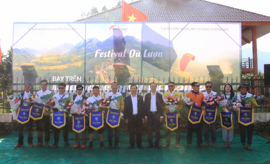 Festival dù lượn “Bay trên mùa vàng Bình Liêu 2022” - Ảnh 1.