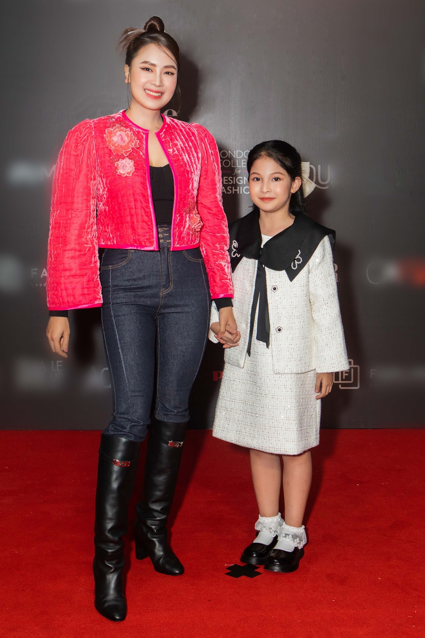 Soi video cam thường của dàn sao VFC: Nhan sắc "okay" chứ váy áo thì... thôi rồi!  - Ảnh 3.