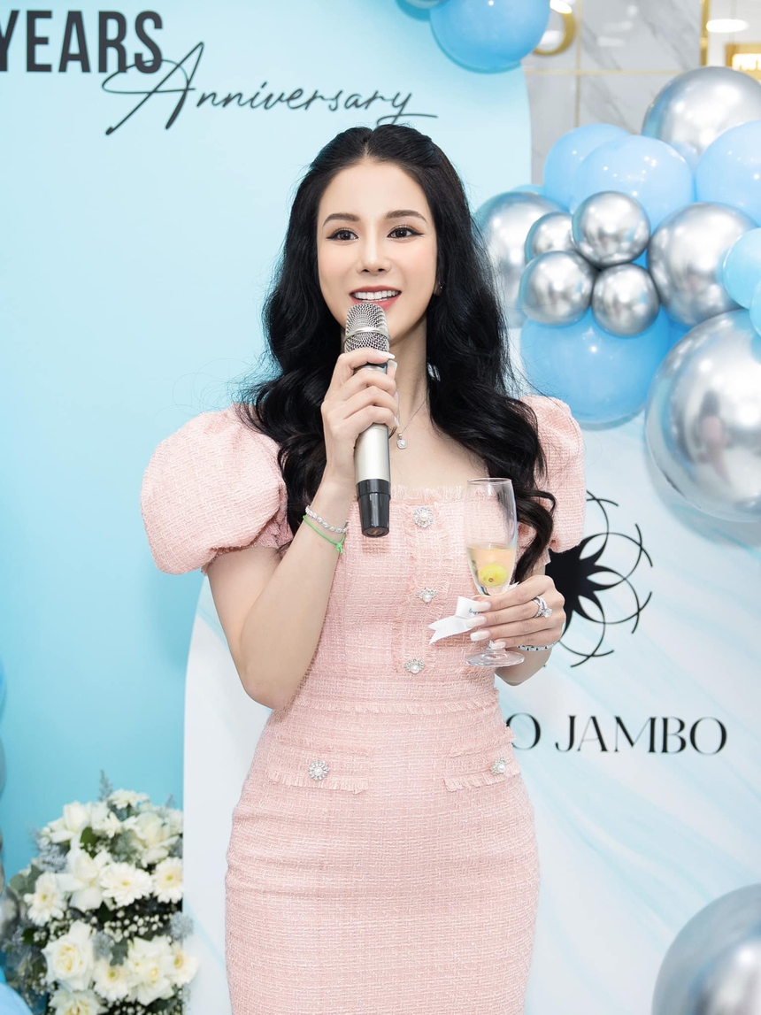 Diệp Lâm Anh hậu dọn khỏi nhà chồng thiếu gia: Nhan sắc thăng hạng, tích cực làm việc chăm lo 2 con - Ảnh 3.