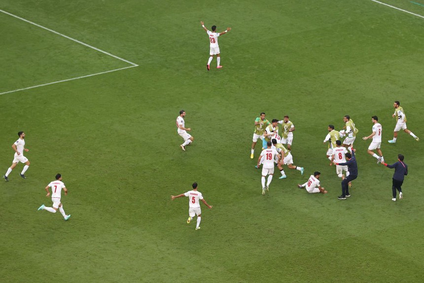 Tuyển Iran "nổ tung" cảm xúc sau chiến thắng nghẹt thở ở World Cup 2022 - Ảnh 7.