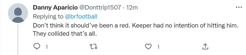 Người dùng @Donttrip1507: "Tôi không nghĩ đó là một chiếc thẻ đỏ. Anh ta không có chủ đích phạm lỗi với đối phương. Họ đều ngã xuống, chỉ có vậy"