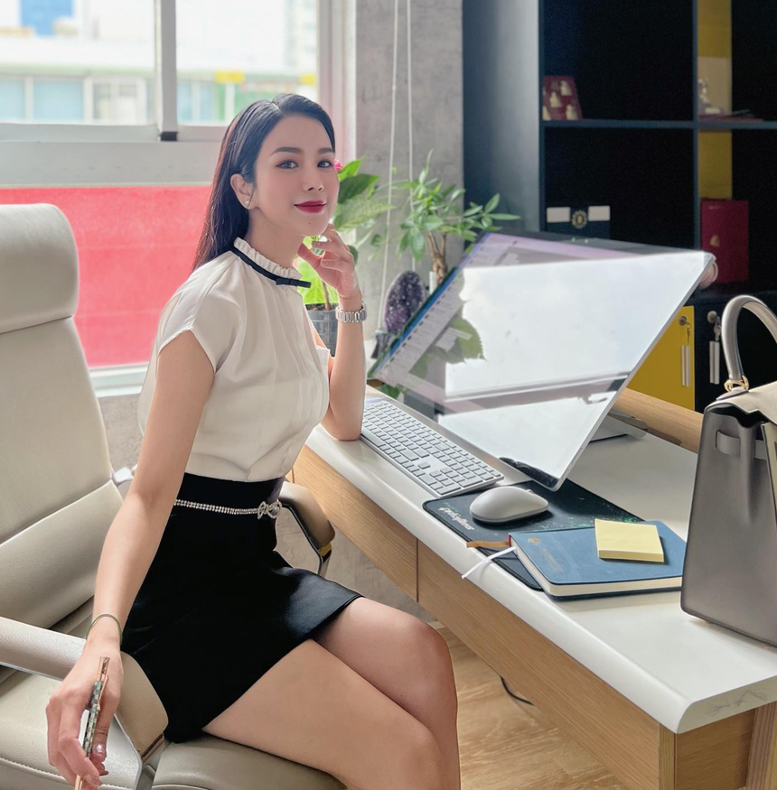 Diệp Lâm Anh hậu dọn khỏi nhà chồng thiếu gia: Nhan sắc thăng hạng, tích cực làm việc chăm lo 2 con - Ảnh 2.