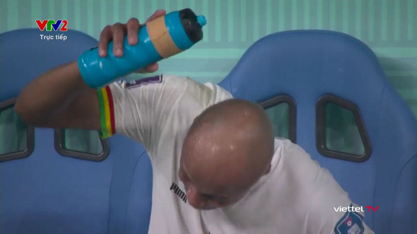 Đội trưởng Ghana không còn kiền chế được cơn nóng giận ở bàn thua thứ ba