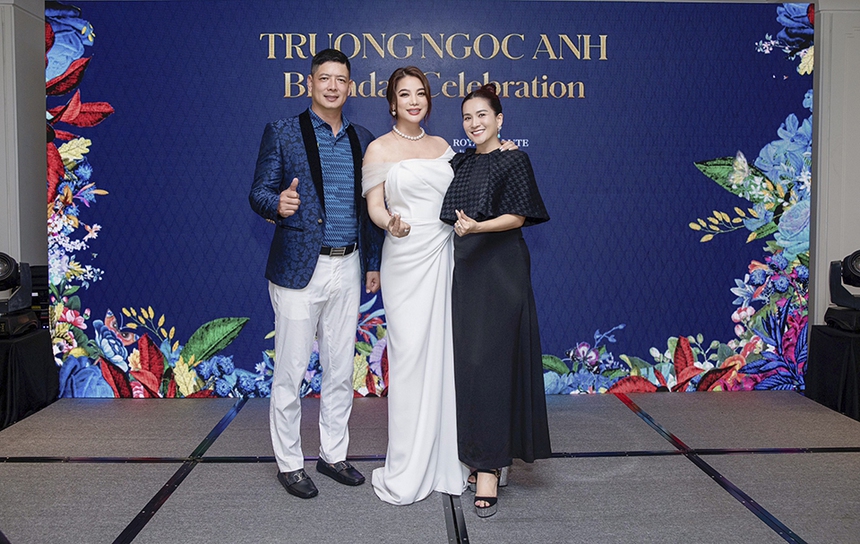 Trương Ngọc Ánh tình tứ với bạn trai Anh Dũng trong tiệc sinh nhật muộn - Ảnh 4. Trương Ngọc Ánh tình tứ với bạn trai Anh Dũng trong tiệc sinh nhật muộn - Ảnh 4.