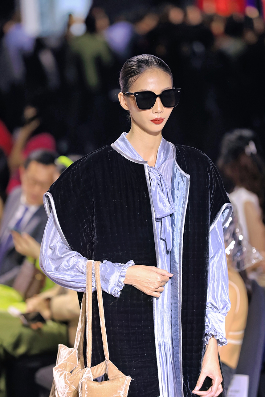 NTK Đức Hùng mang "Dệt nắng đông" mở màn Tuần lễ thời gian quốc tế Việt Nam  - Ảnh 15.