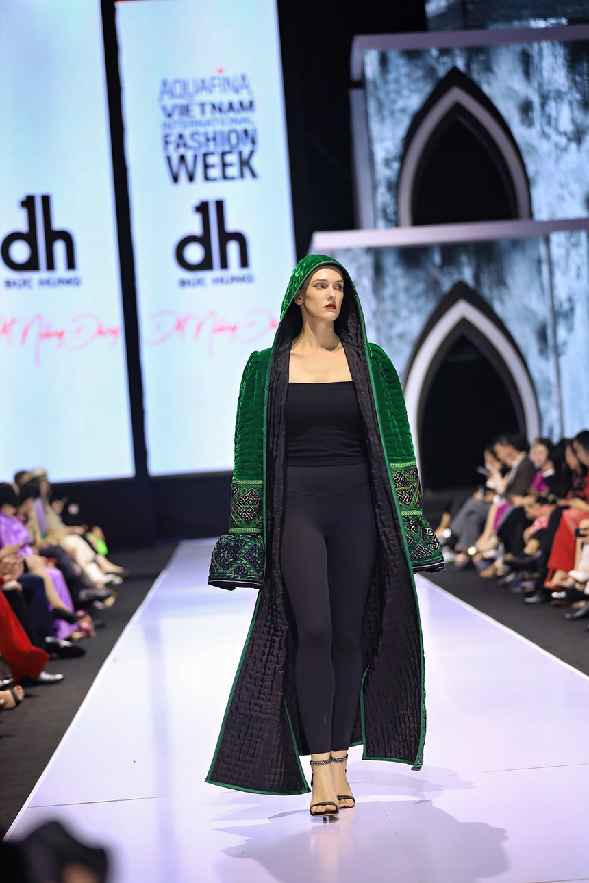 NTK Đức Hùng mang "Dệt nắng đông" mở màn Tuần lễ thời gian quốc tế Việt Nam  - Ảnh 16.