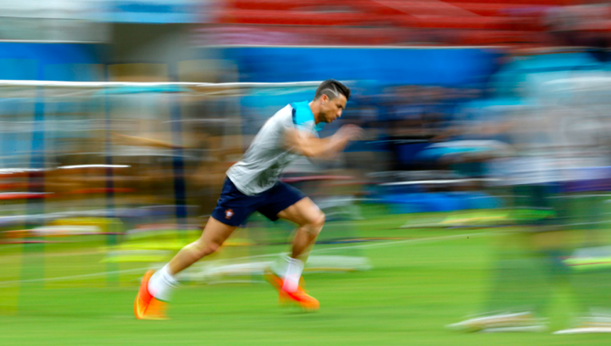 Diện tích mặt sân rộng hơn 7.000 mét vuông, các cầu thủ bóng đá sẽ chạy bao xa trong mùa giải World Cup? - Ảnh 2.