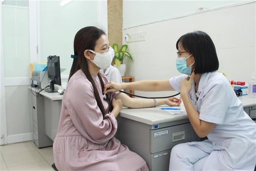 Số ca mắc Covid-19 mới tăng nhẹ, 86 bệnh nhân nặng đang phải thở ô xy - Ảnh 1.