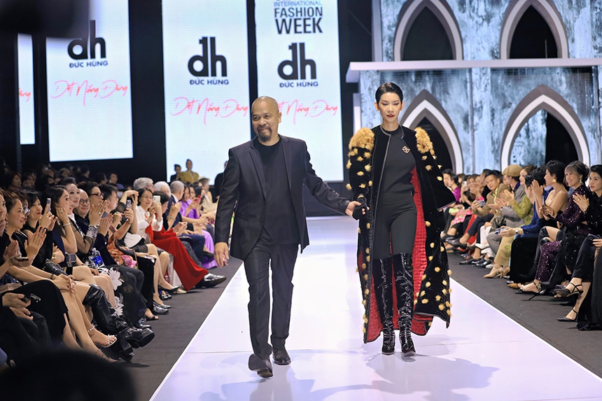 NTK Đức Hùng mang "Dệt nắng đông" mở màn Tuần lễ thời gian quốc tế Việt Nam  - Ảnh 12.