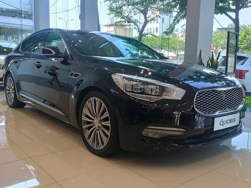 Nằm kho 6 năm, Kia Quoris còn hơn 1,9 tỷ đồng tại Việt Nam: Ngang cỡ Mercedes S-Class, giá C-Class - Ảnh 2. Nằm kho 6 năm, Kia Quoris còn hơn 1,9 tỷ đồng tại Việt Nam: Ngang cỡ Mercedes S-Class, giá C-Class - Ảnh 2.
