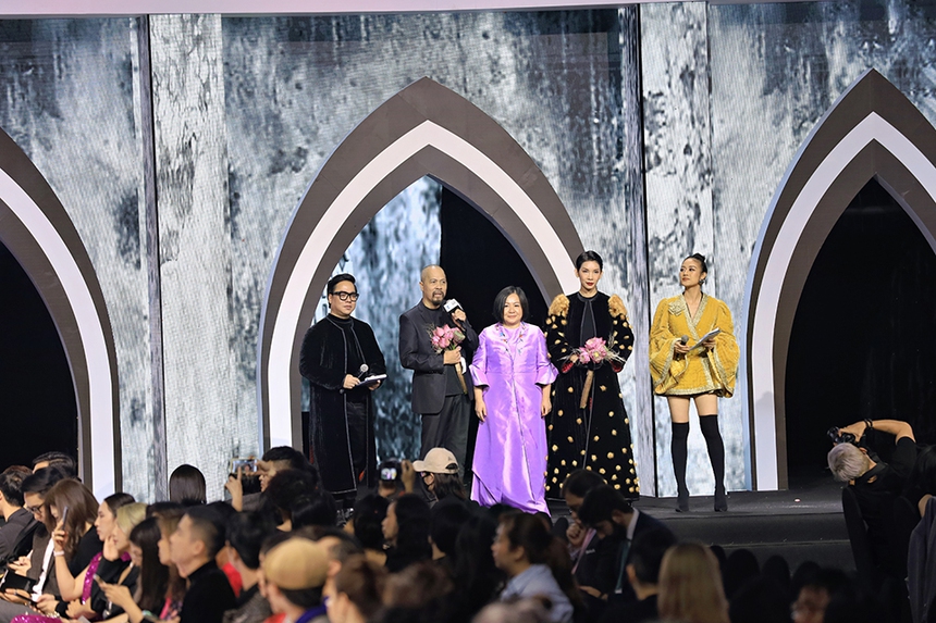 NTK Đức Hùng mang "Dệt nắng đông" mở màn Tuần lễ thời gian quốc tế Việt Nam  - Ảnh 1.