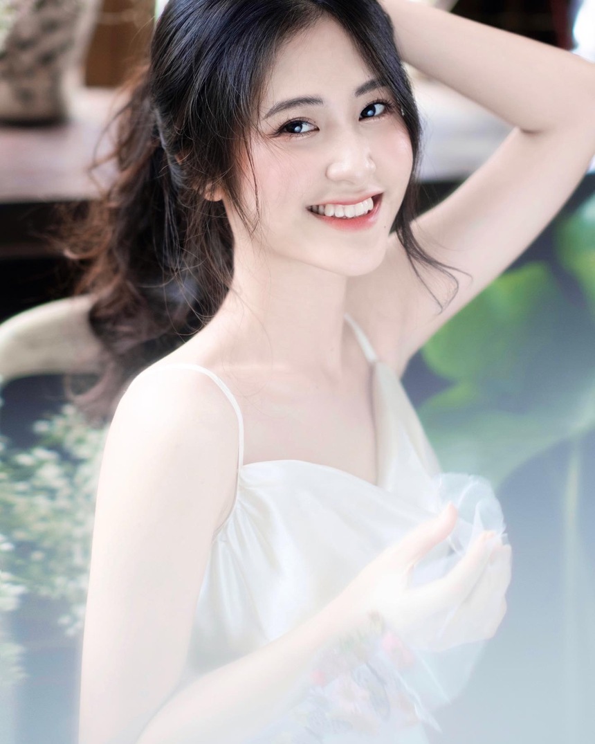 Thảo Ngân - cô gái hôn Mono trong MV: Nhan sắc xinh đẹp, chủ động khóa mạng xã hội vì sợ ảnh hưởng ekip  - Ảnh 5.