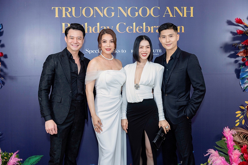Trương Ngọc Ánh tình tứ với bạn trai Anh Dũng trong tiệc sinh nhật muộn - Ảnh 10. Trương Ngọc Ánh tình tứ với bạn trai Anh Dũng trong tiệc sinh nhật muộn - Ảnh 10.